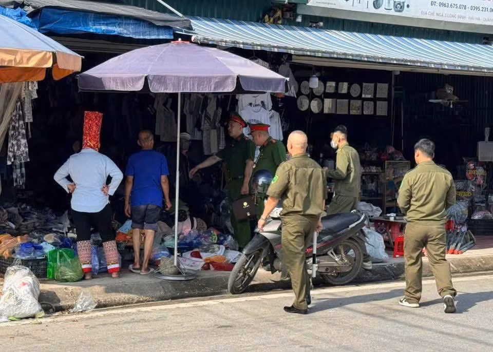 Lực lượng công an xã Đường Hoa đôn đốc người dân trên địa bàn không lấn chiếm vỉa hè, lòng đường để kinh doanh nhằm đảm bảo hành lang an toàn giao thông.
