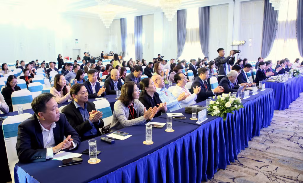 Đại biểu hưởng ứng các tham luận của doanh nghiệp, đơn vị. 