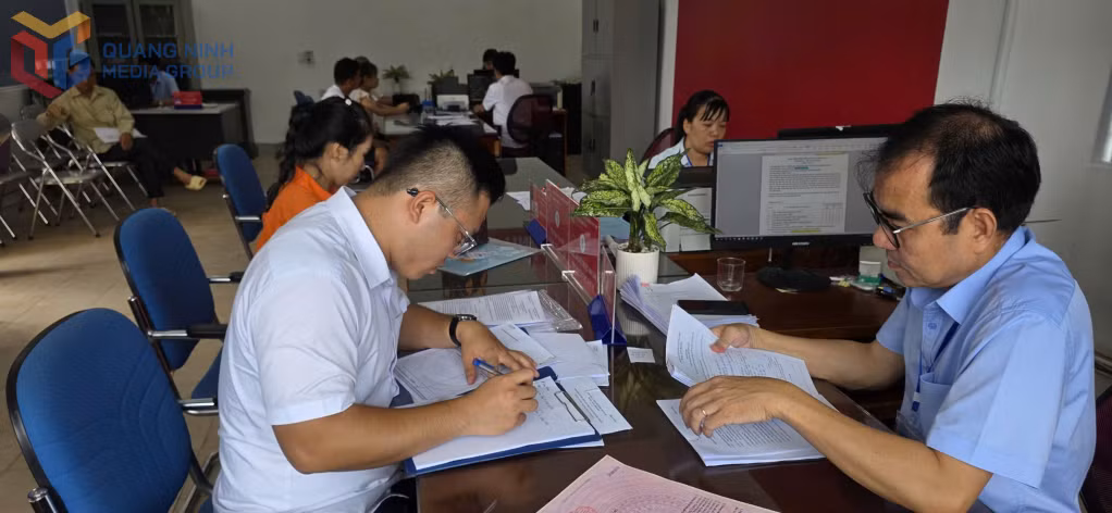 Người dân làm TTHC tại Trung tâm Phục vụ hành chính công phường Móng Cái 3.