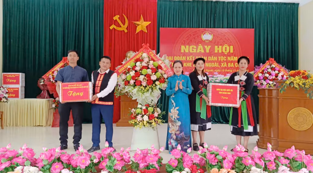 Đồng chí Đỗ Thị Lan, Phó Chủ nhiệm Ủy ban Xã hội của Quốc hội tặng hoa chúc mừng này hội