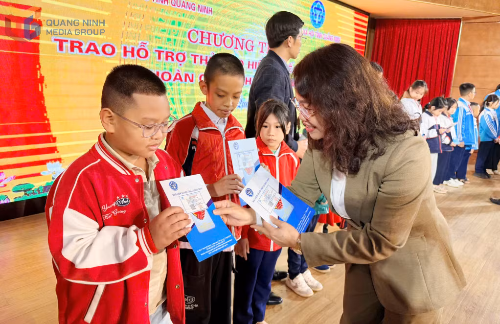 Lãnh đạo Ban Tuyên giáo và Dân vận Tỉnh uỷ trao tặng thẻ bảo hiểm y tế cho học sinh.