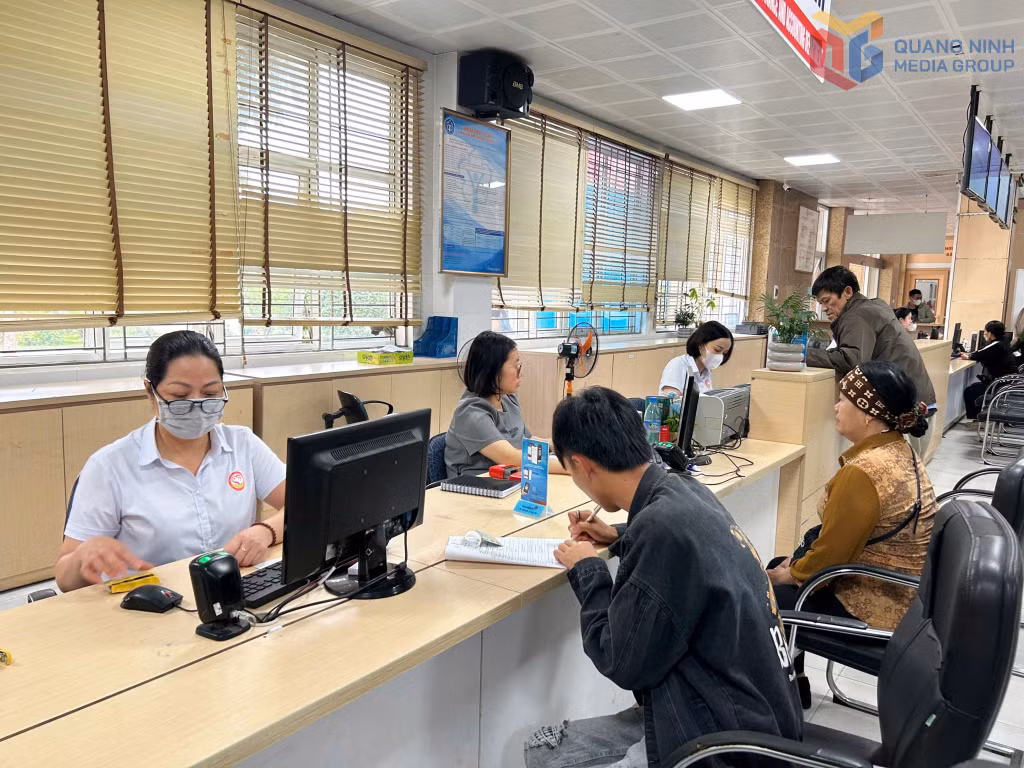 Người dân đến đăng ký khám chữa bệnh tại Bệnh viện Đa khoa khu vực Quảng Yên.