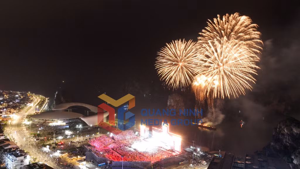 Hạ Long Concert 2025” khép lại bằng màn pháo hoa rực rỡ, mãn nhãn người xem. Những chùm pháo hoa nhiều sắc màu phản chiếu xuống mặt nước vịnh Hạ Long, tạo nên khung cảnh lung linh, huyền ảo, để lại ấn tượng khó quên trong lòng khán giả.