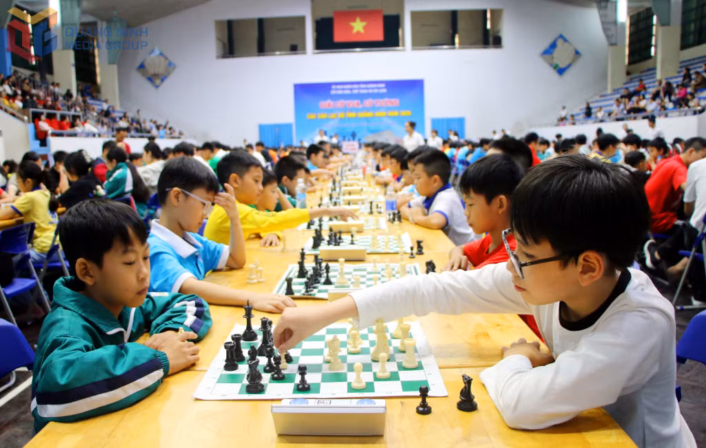 Các VĐV cờ vua U11 bước vào thi đấu ở các ván đầu tiên sau lễ khai mạc sáng 9/11.