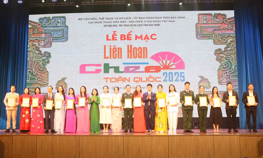 Đại diện Ban tổ chức trao Huy chương Vàng cho các nghệ sĩ.
