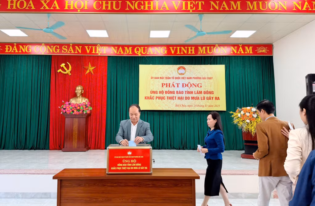 Cán bộ, đảng viên, nhân dân trên địa bàn phường Bãi Cháy đóng góp kinh phí ủng hộ.