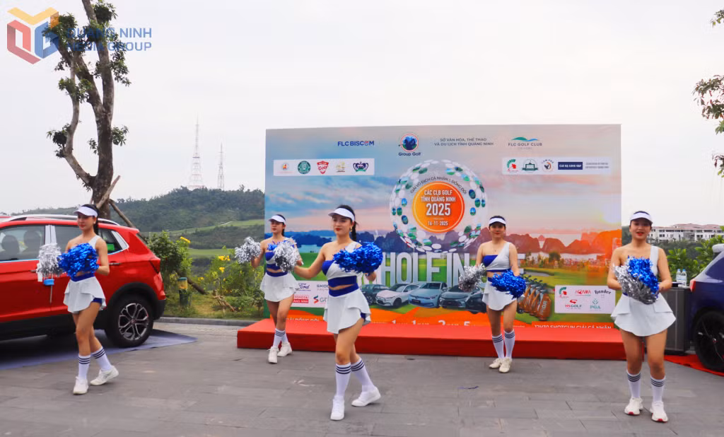 Giải đấu mở đầu sôi động với các tiết mục múa hát của dàn vũ công duyên dáng.