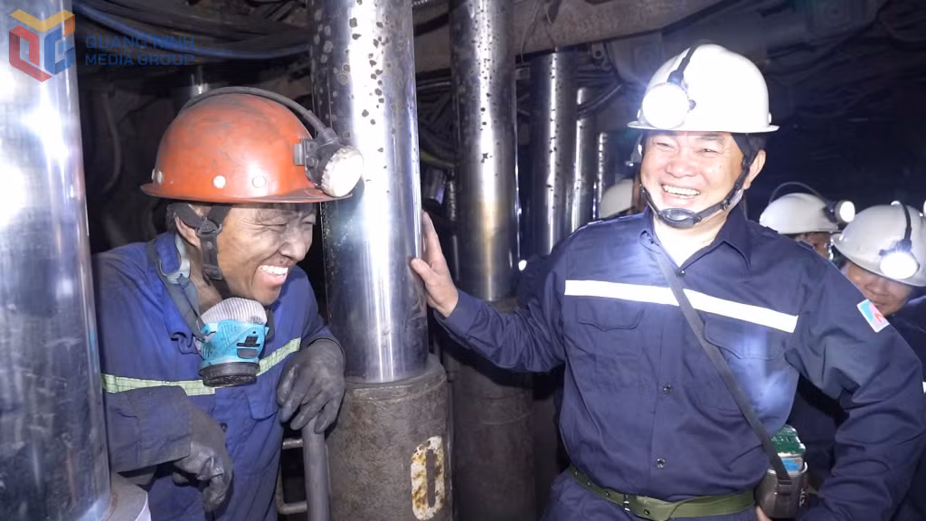 Ông Ngô Hoàng Ngân, Bí thư Đảng ủy, Chủ tịch HĐTV Tập đoàn Công nghiệp Than - Khoáng sản Việt Nam thăm, động viên thợ lò Than Núi Béo.