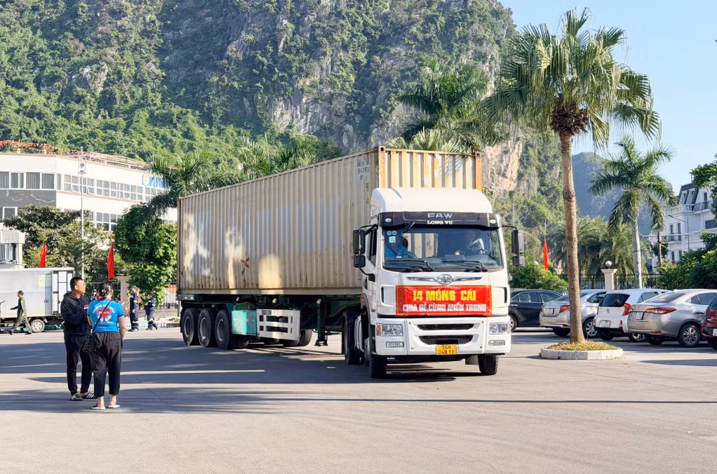 Các xe chở hàng tấn gạo liên tục được chở về từ nhiều địa phương sẵn sàng cho chuyến hàng cứu trợ liên tục được chuyển vào tỉnh Lâm Đồng. 
