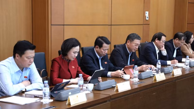 Đại biểu Quốc hội thảo luận ở tổ về dự thảo Văn kiện trình Đại hội đại biểu toàn quốc lần thứ XIV của Đảng. (Ảnh: TL)