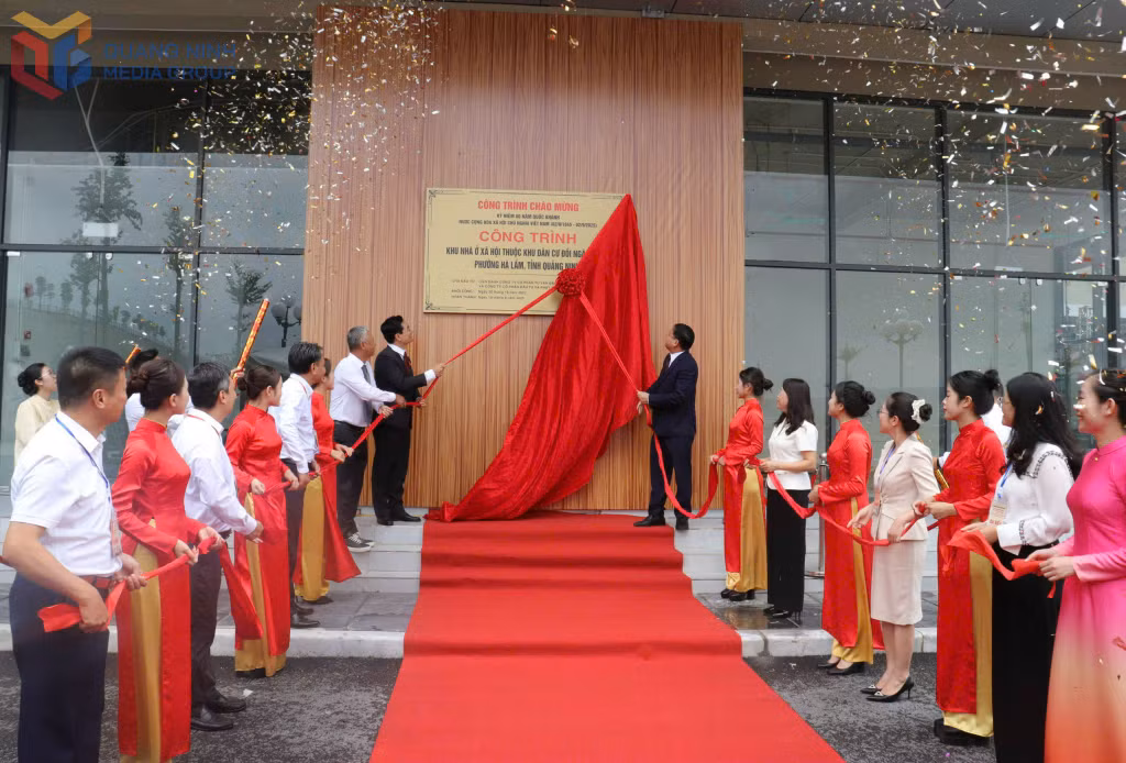 Các đại biểu cắt băng