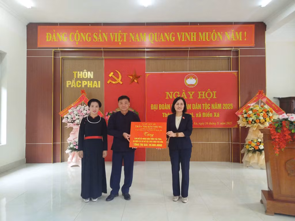 Đồng chí Trần Thị Kim Nhung, Ủy viên Thường trực Ủy ban Pháp luật và Tư pháp của Quốc hội tặng nhân dân thôn Pắc Phai xã Điền Xá hệ thống loa máy và cơ sở vật chất nhà văn hóa thôn trị giá 20 triệu đồng.
