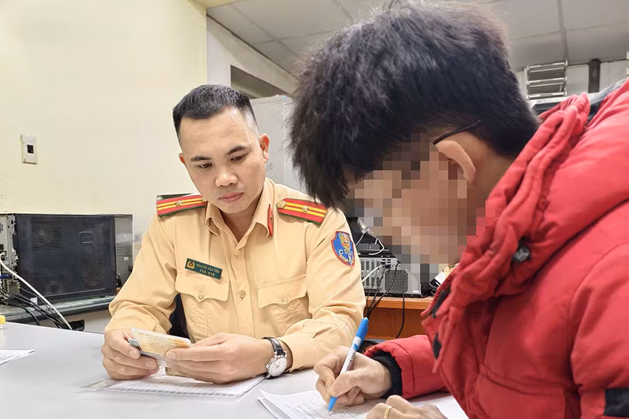 Nam thanh niên dùng khẩu trang che biển số đã bị xử phạt. Ảnh: Phòng CSGT Hà Nội
