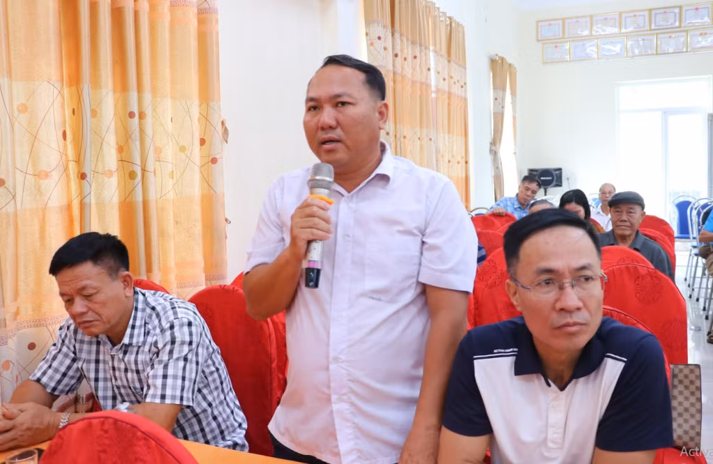 Cử tri đặc khu Vân Đồn phát biểu ý kiến tại Hội nghị tiếp xúc cử tri trước kỳ họp thường lệ giữa năm 2025 của Đại biểu HĐND Đặc khu Vân Đồn. (Ảnh: Thanh Tùng, Đặc khu Vân Đồn)