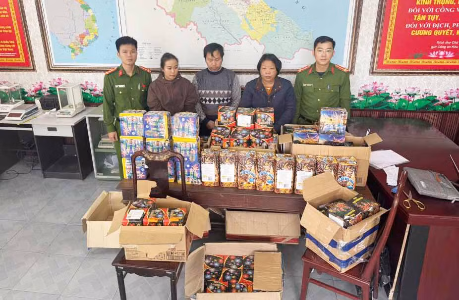 Đối tượng Nguyễn Thị Lệ và Lê Thị Hoài Phương cùng tang vật pháo nổ. Ảnh: Công an Hà Tĩnh.