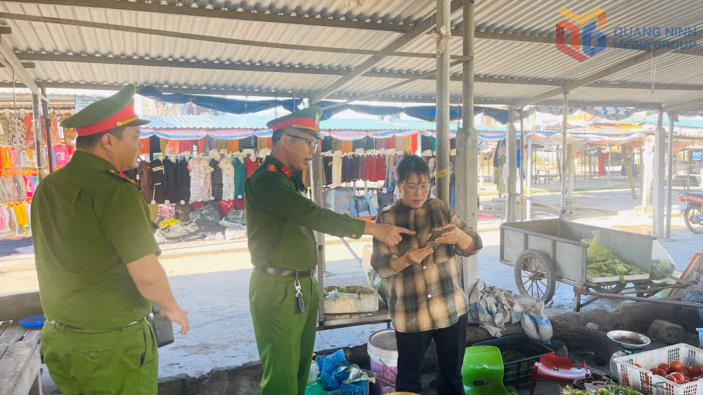 Công an xã Thống Nhất tuyên truyền các thủ đoạn lừa đảo với tiểu thương ở các chợ trên địa bàn.