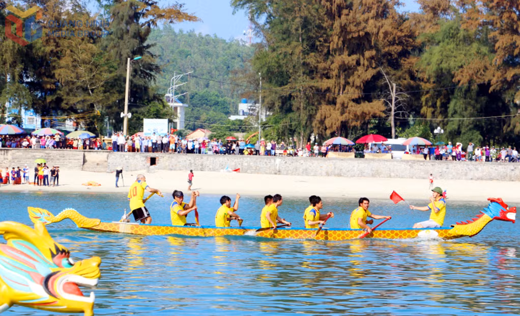 Bơi thuyền chải các Câu lạc bộ tỉnh Quảng Ninh mở rộng năm 2025 được tổ chức ở khu vực biển phía ngoài Sun Carnival Hạ Long. (Ảnh minh họa)