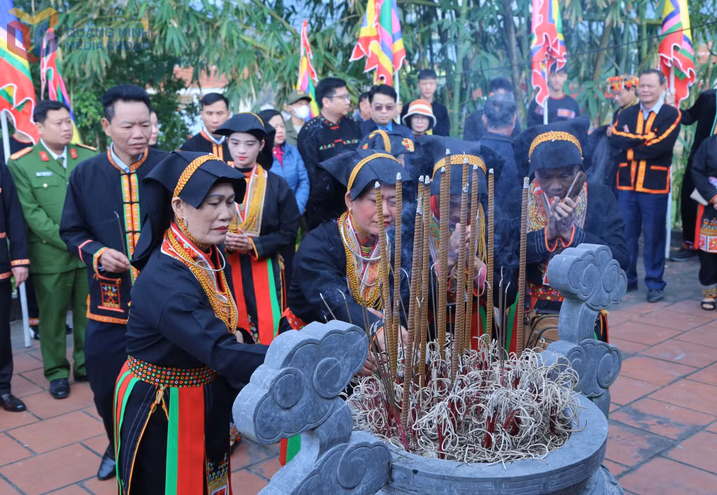 Đoàn đại biểu dân tộc Dao tại xã Quảng La thắp hương tại Miếu Bàn Vương.