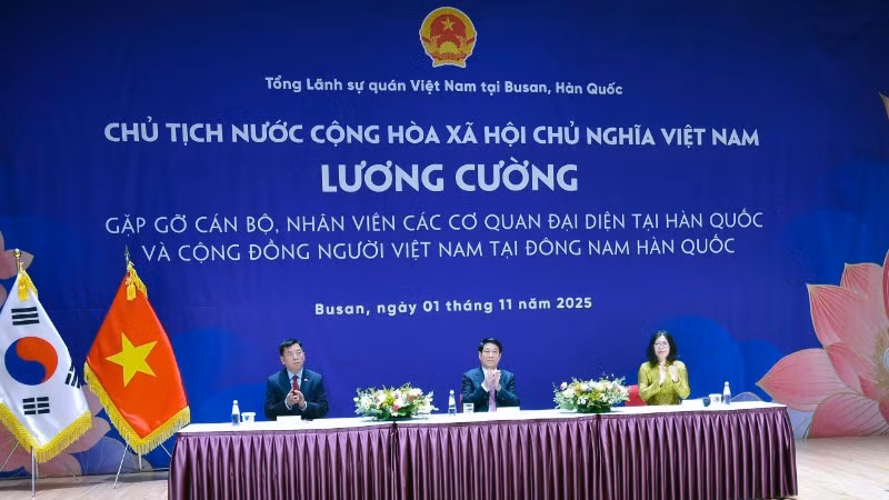 Chủ tịch nước Lương Cường gặp gỡ cán bộ, nhân viên các cơ quan đại diện Việt Nam tại Hàn Quốc và cộng đồng người Việt Nam tại đông nam Hàn Quốc.
