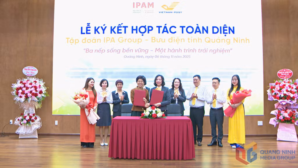 Lãnh đạo Bưu điện Tỉnh Quảng Ninh và Tập đoàn IPA Group ký kết hợp tác. 