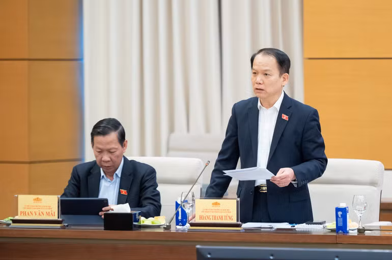 Chủ nhiệm Ủy ban Pháp luật Hoàng Thanh Tùng báo cáo tại phiên họp. (Ảnh: DUY LINH)