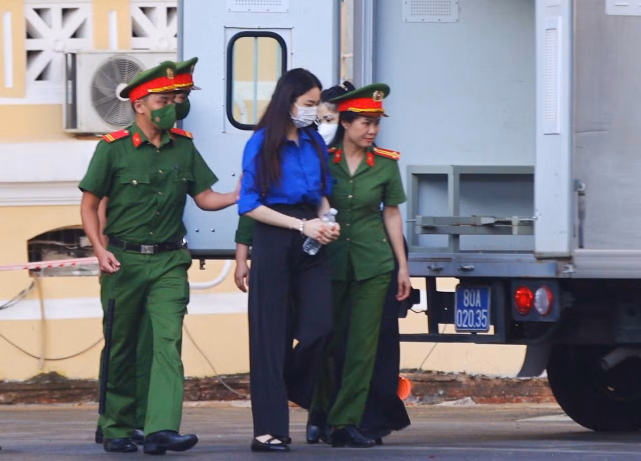 Hoa hậu Thùy Tiên được áp giải đến phiên tòa. Ảnh: Anh Tú