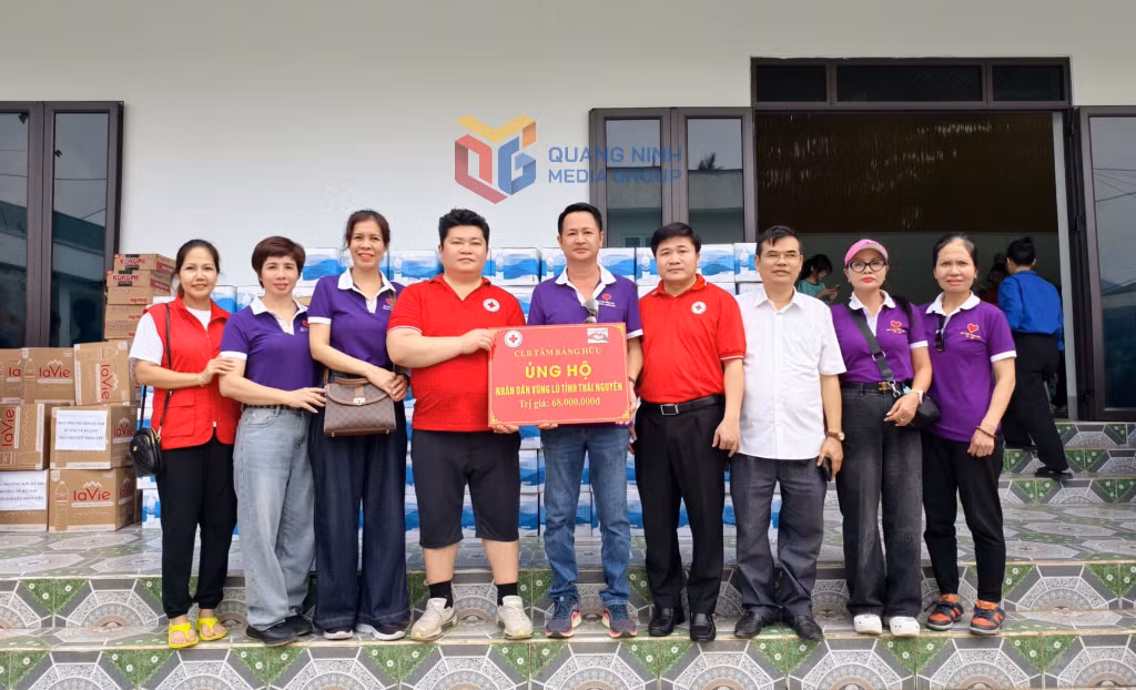 CLB Tâm Bằng Hữu Quảng Ninh trao quà ủng hộ đồng bào bị thiệt hại do bão, lũ cho lãnh đạo Hội Chữ thập đỏ tỉnh Thái Nguyên (tháng 10/2025).