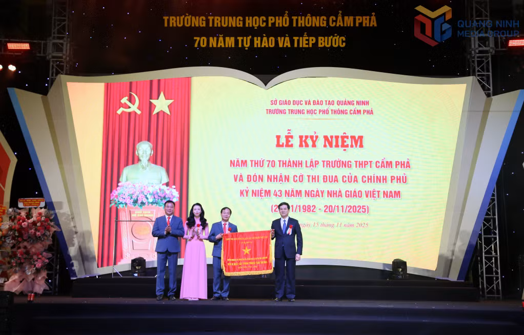 Thừa uỷ quyền của Thủ tướng Chính phủ, đồng chí Vũ Quyết Tiến, Phó Bí thư Tỉnh ủy, Chủ tịch Ủy ban MTTQ Việt Nam tỉnh Quảng Ninh trao Cờ thi đua của Chính phủ cho Trường THPT Cẩm Phả.