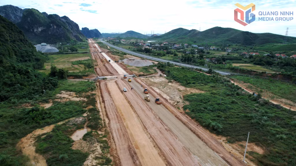 Đoàn đầu tuyến nối với đường tỉnh 342 đang tập trung thi công lớp cấp phối đá dăm