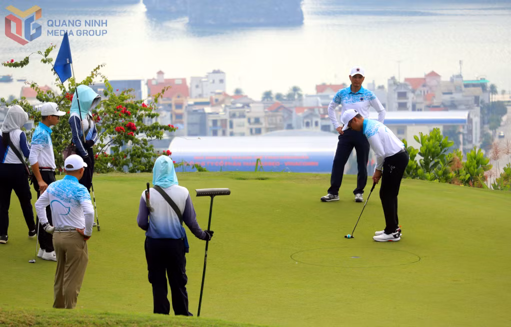 Golf thủ tập trung thi cố gắng giành điểm cao đặc biệt ở các hố quan trọng, có giải thưởng lớn.