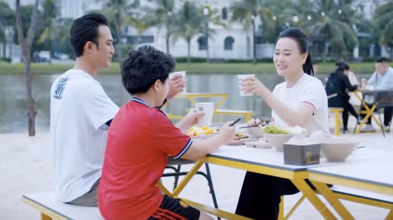 Cảnh 3 người vui vẻ bên nhau cho thấy một cái kết mở, hợp lý. Ảnh: VFC