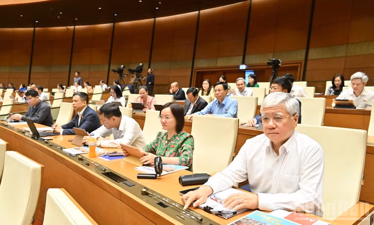 Quốc hội biểu quyết thông qua Nghị quyết về Kế hoạch phát triển kinh tế-xã hội năm 2026. (Ảnh: DUY LINH)