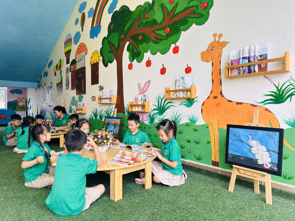 Cô và trò Trường Mầm non Mông Dương mới không có xáo trộn sau khi thực hiện sáp nhập với Trường Mầm non Dương Huy.