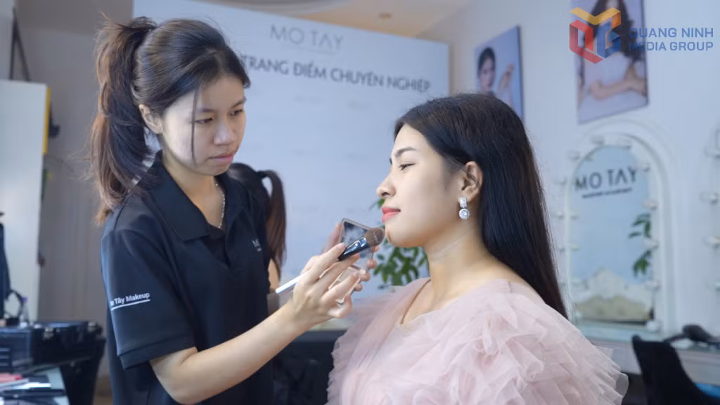 Tư vấn trang điểm cho các thí sinh.