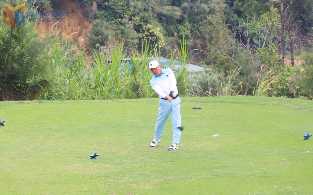 Một pha đánh bóng tốt với lực mạnh của golf thủ bảng nam.