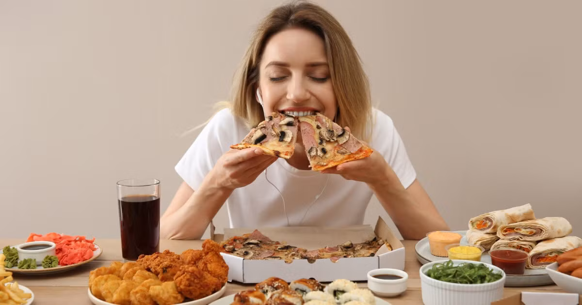 Căng thẳng kéo dài có thể dẫn đến nguy cơ ăn uống không kiểm soát...