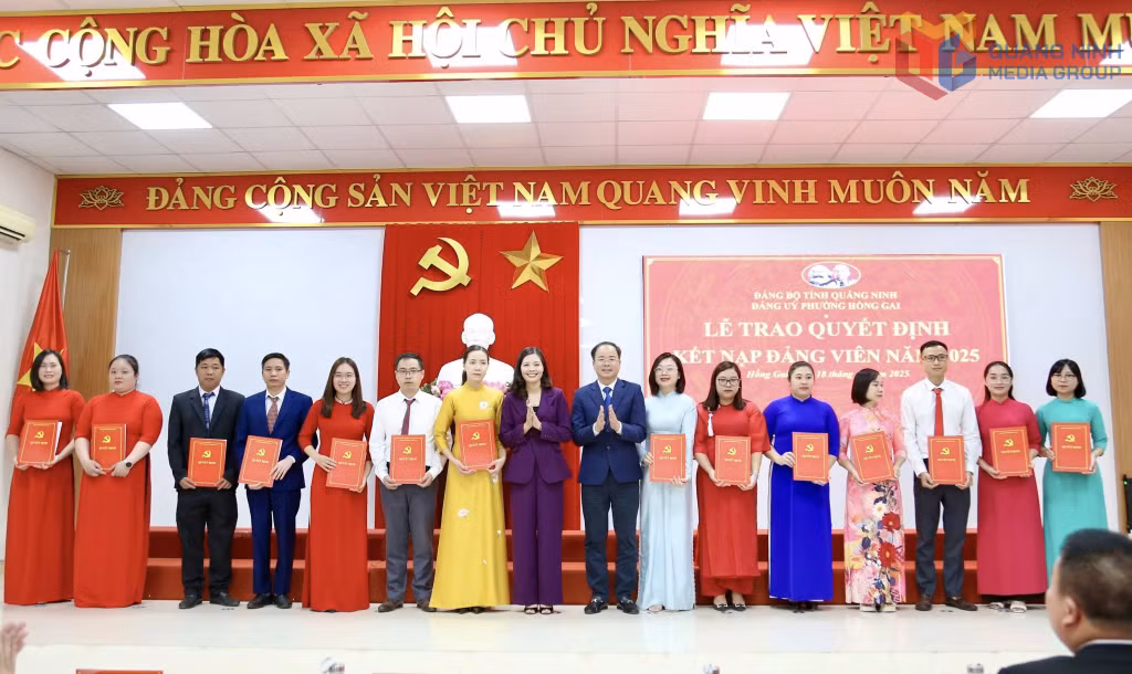 Đảng ủy phường Hồng Gai trao quyết định kết nạp 26 đảng viên mới tháng 11/2025.