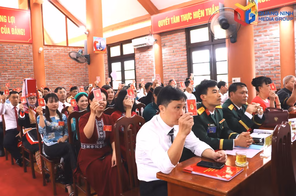 Biểu quyết thông qua Nghị quyết Đại hội Đảng bộ xã Lục Hồn lần thứ I, nhiệm kỳ 2025-2030.