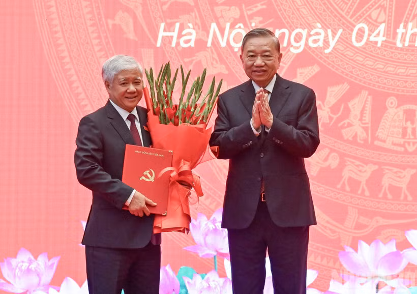 Tổng Bí thư Tô Lâm trao quyết định của Bộ Chính trị và tặng hoa chúc mừng đồng chí Đỗ Văn Chiến. (Ảnh: DUY LINH)
