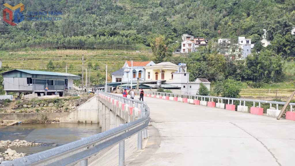Đường dẫn vào thôn Nà Ếch, xã Bình Liêu được bê tông hóa tạo thuận lợi cho việc giao thương hàng hóa của người dân.