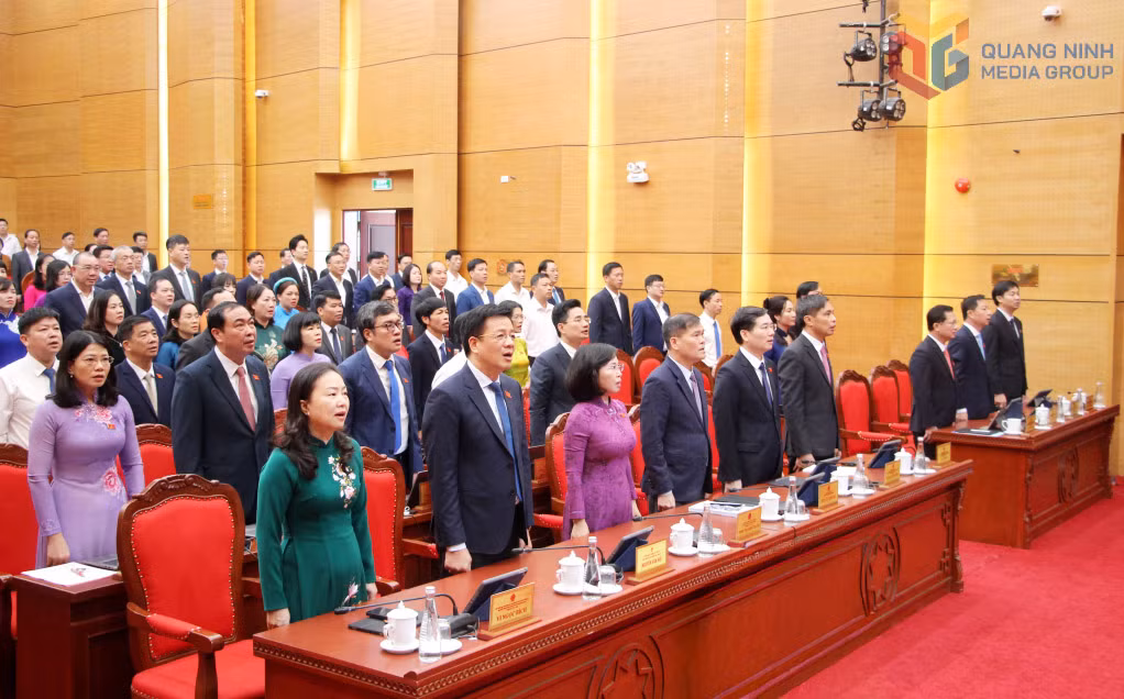 Các đại biểu thực hiện nghi thức chào cờ.