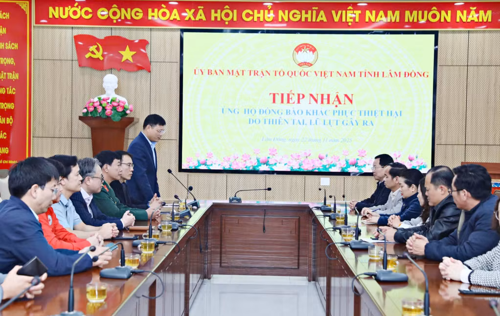 Quang cảnh buổi trao kinh phí ủng hộ.