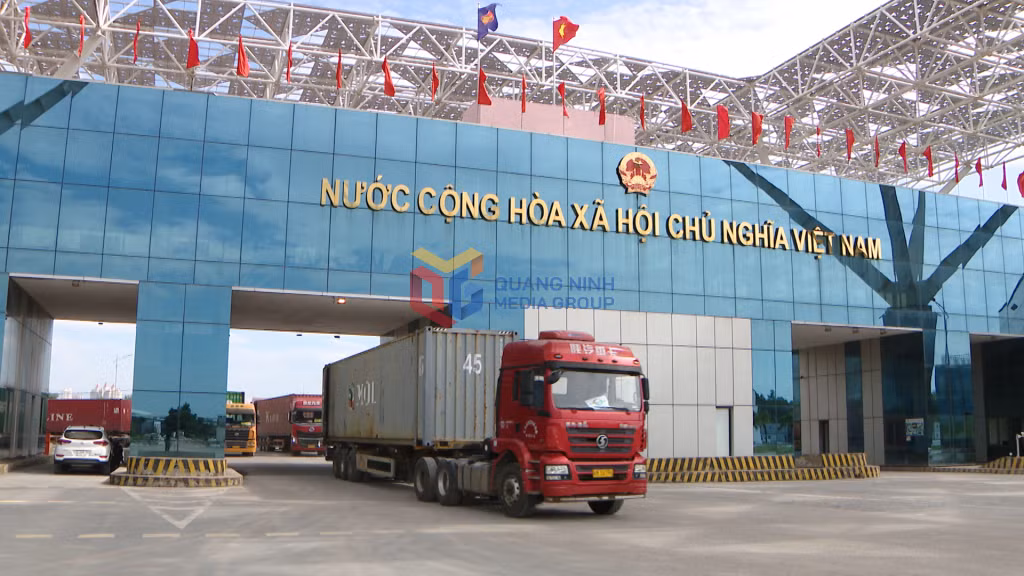Xe hàng hóa thông quan tại Cửa khẩu Bắc Luân II.