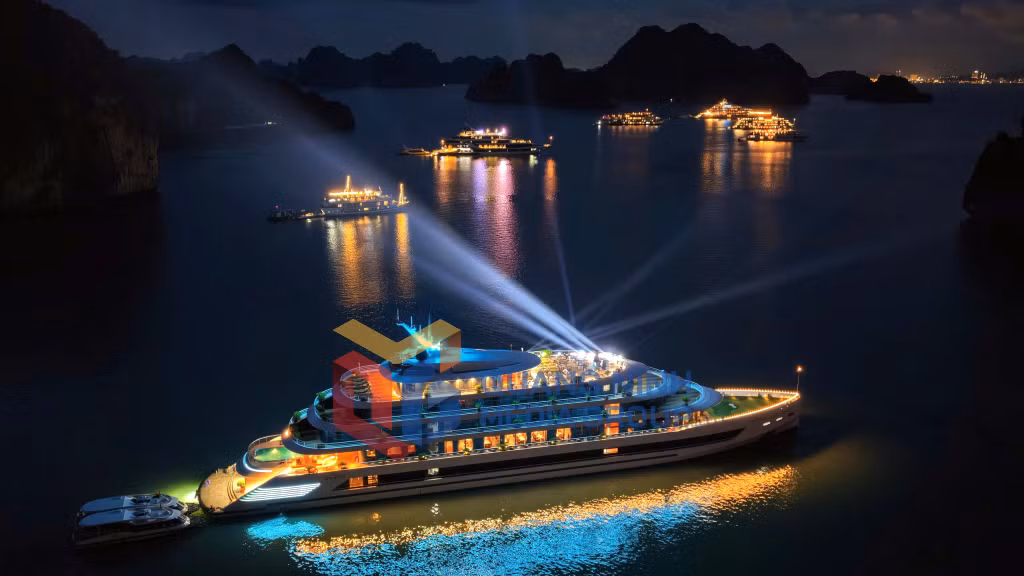 Những du thuyền êm đềm lướt sóng về đêm tôn lên vẻ đẹp lãng mạn, kiêu sa của kỳ quan (11-2025). Ảnh: Tuấn Hưng