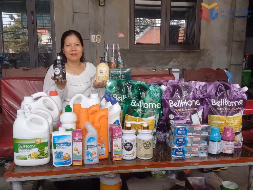 Gian hàng nhỏ là nguồn sinh kế chính của vợ chồng anh Thiện, chị Thắng (khu Triều Khê, phường Đông Triều). Ảnh: Nhân vật cung cấp.