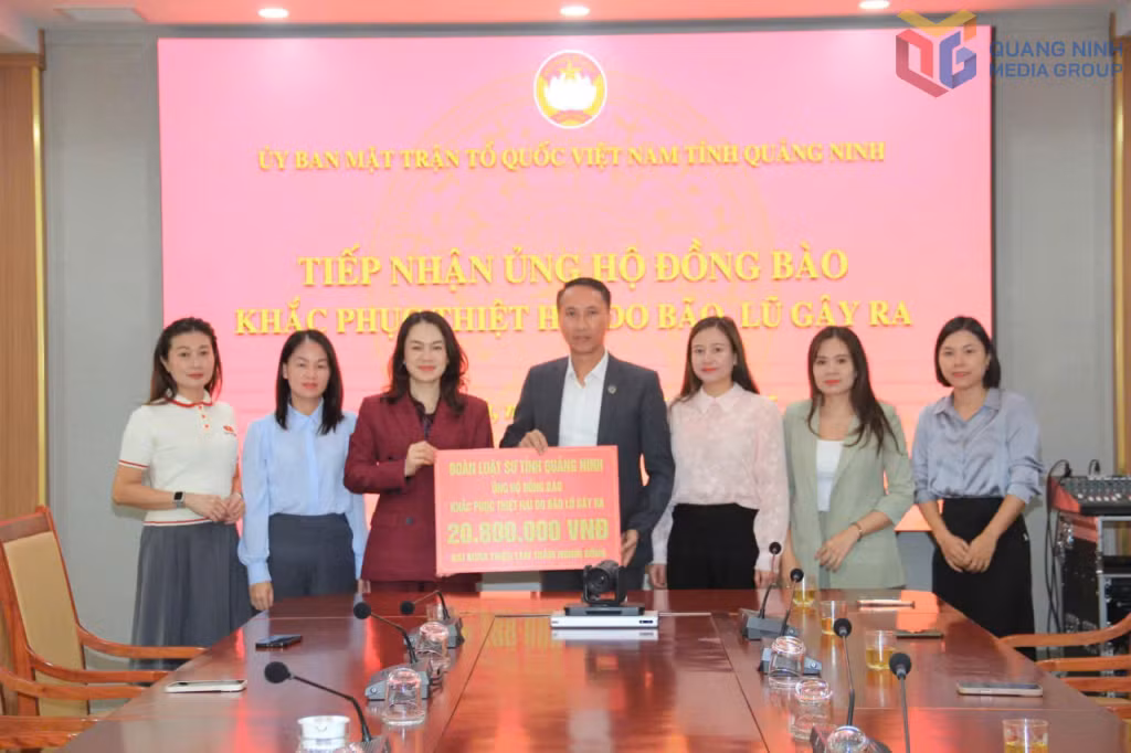 Đại diện Đoàn Luật sư tỉnh trao toàn bộ số tiền ủng hộ tới Ủy ban Mặt trận Tổ quốc Việt Nam tỉnh để kịp thời chuyển tới đồng bào vùng lũ.