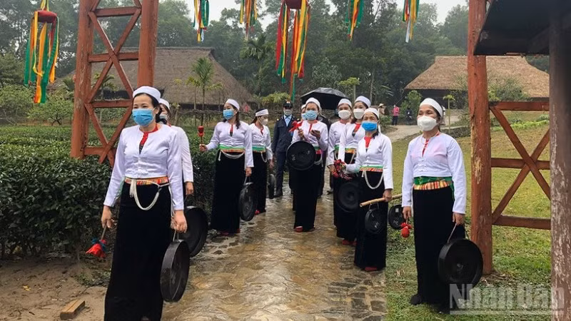 Đồng bào Mường đón khách du lịch tại Làng Văn hóa-Du lịch các dân tộc Việt Nam. (Ảnh: LINH KHÁNH)