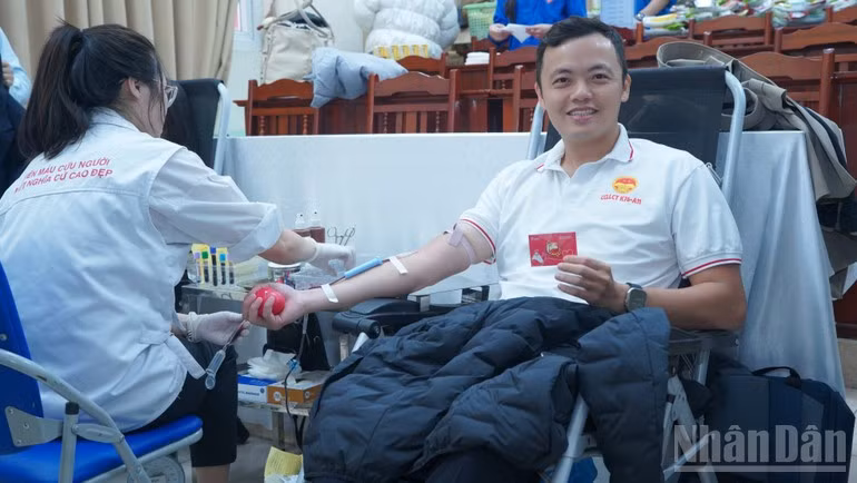Học viên lớp cao cấp lý luận chính trị Học viện Chính trị quốc gia Hồ Chí Minh tham gia hiến máu tình nguyện.