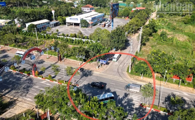 Trung tâm Đăng kiểm xe cơ giới Sơn La đang sử dụng lối ra vào từ đoạn đường nội bộ không nằm trong thiết kế được phê duyệt.