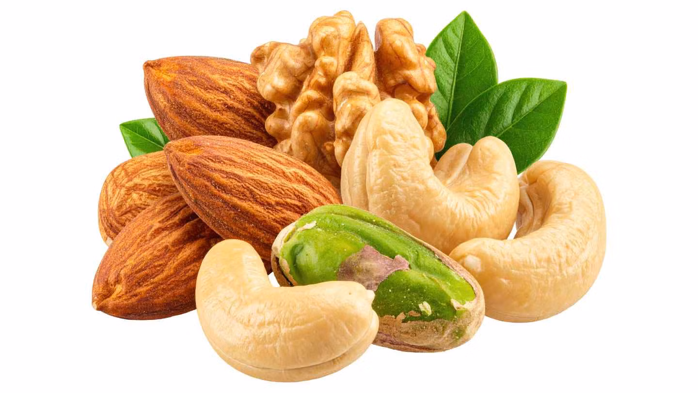 Hạt hạnh nhân, óc chó, hạt điều là các loại hạt nằm trong danh sách thực phẩm ít purin, có khả năng hỗ trợ làm giảm axit uric. Ảnh: Canva